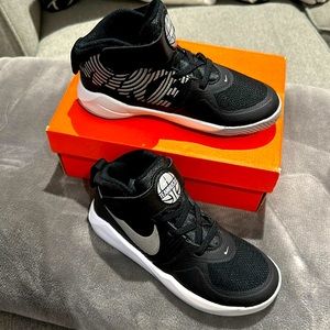Nike Kid Basketball Sneaker sz 13C